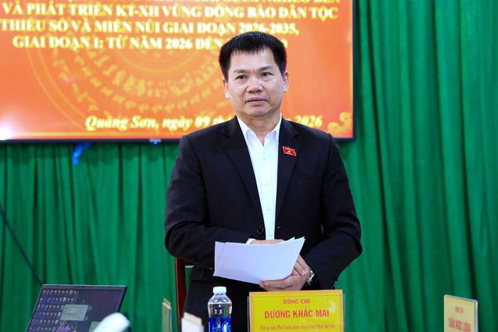 Phó Trưởng đoàn chuyên trách Đoàn ĐBQH tỉnh Lâm Đồng Dương Khắc Mai trao đổi về một số nội dung trọng tâm tại buổi khảo sát