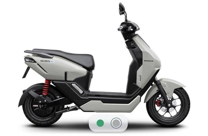 Người điều khiển xe máy điện Honda ICON e: cần đủ 16 tuổi trở lên nhưng không yêu cầu bằng lái (Ảnh: Honda).