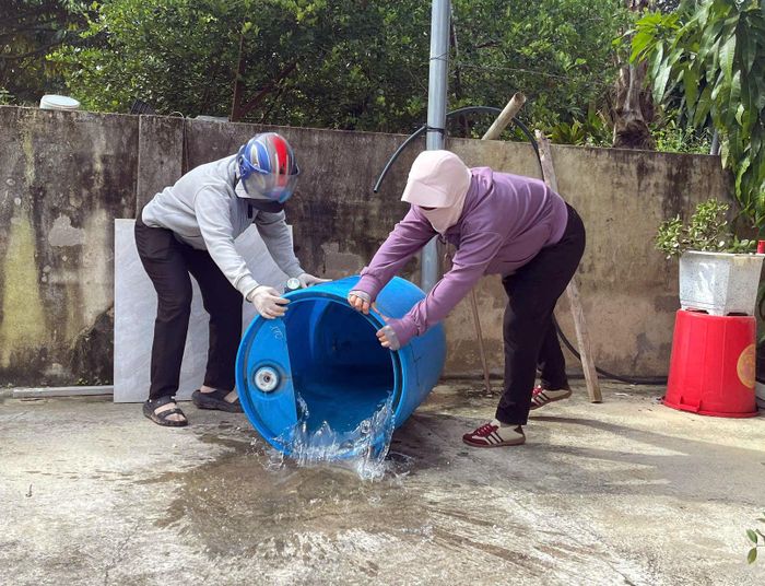 Ra quân vệ sinh môi trường diệt muỗi, lăng quăng phòng bệnh sốt xuất huyết tại xã Đạ Huoai