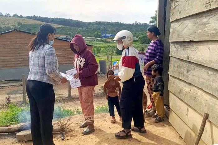 Cấp tờ rơi tuyên truyền, hướng dẫn phòng, chống dịch bệnh tại nhà dân