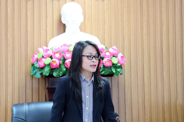 Phó Giám đốc Sở Văn hóa, Thể thao và Du lịch Lê Thị Trúc Linh trả lời các cơ quan báo chí những vấn đề liên quan đến lĩnh vực văn hóa