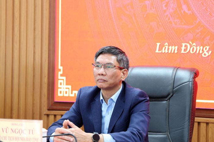 Đồng chí Vũ Ngọc Tú, Phó Giám đốc Báo và Phát thanh, Truyền hình Lâm Đồng, Phó Chủ tịch Hội Nhà báo tỉnh đồng chủ trì hội nghị