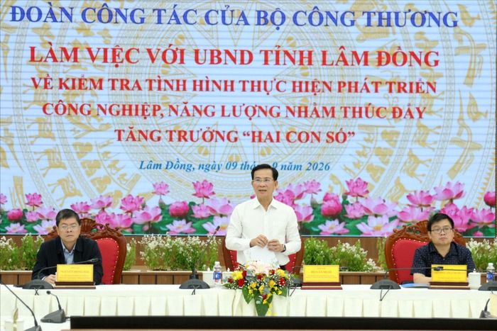 Ủy viên Ban Chấp hành Trung ương Đảng, Phó Bí thư Tỉnh ủy, Chủ tịch UBND tỉnh Hồ Văn Mười; Thứ trưởng Bộ Công thương Trương Thanh Hoài; Ủy viên Ban Thường vụ Tỉnh ủy, Phó Chủ tịch UBND tỉnh Nguyễn Hồng Hải đồng chủ trì buổi làm việc