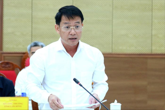 Giám đốc Sở Công thương Nguyễn Bá Út báo cáo tình hình phát triển lĩnh vực công nghiệp, năng lượng trên địa bàn Lâm Đồng