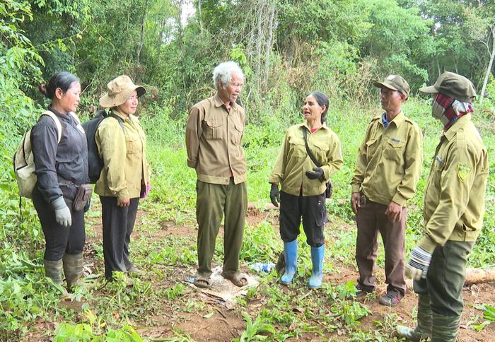 Già làng Y’Bang tuyên truyền người dân chung tay giữ rừng cộng đồng