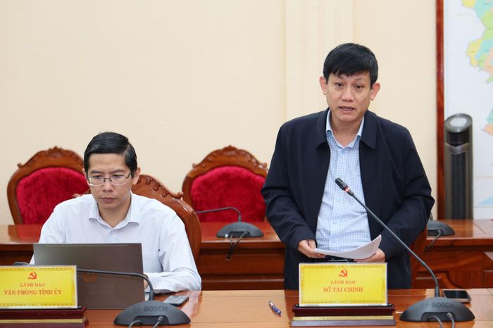 Phó Giám đốc Sở Tài chính Lâm Đồng Võ Đức Tuấn báo cáo tại buổi làm việc