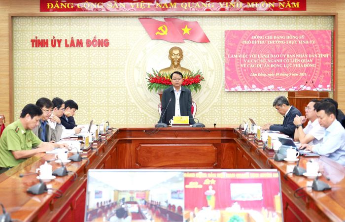 Quang cảnh buổi làm việc