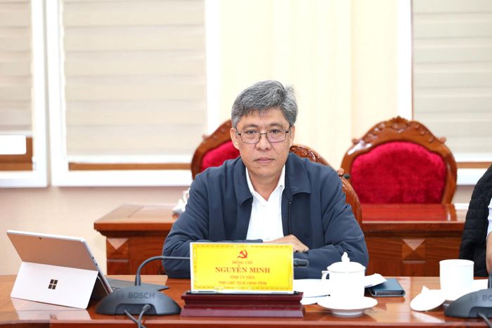 Đồng chí Nguyễn Minh, Tỉnh ủy viên, Phó Chủ tịch UBND tỉnh dự buổi làm việc