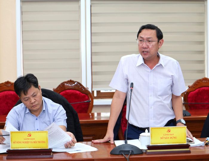 Phó Giám đốc Sở Xây dựng Lâm Đồng Bùi Trường Sơn báo cáo tại buổi làm việc