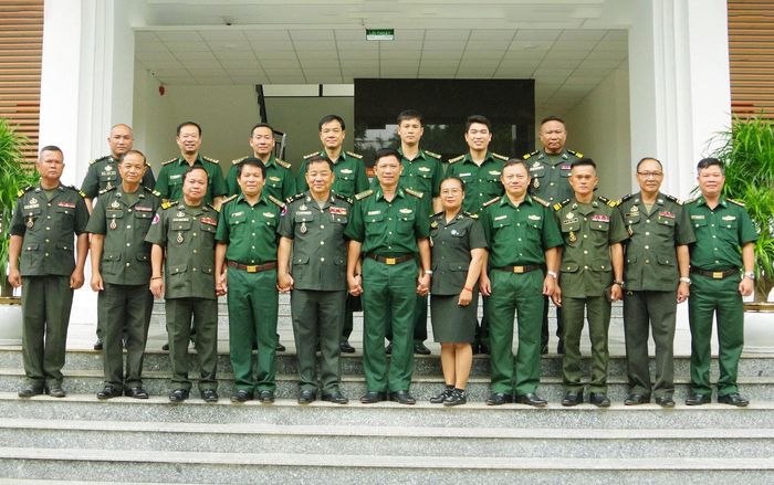 Đại biểu 2 bên chụp ảnh lưu niệm