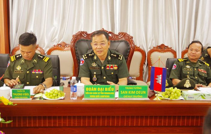 Trung tướng San Kim Oeun, Chỉ huy trưởng Tiểu khu Quân sự tỉnh Mondulkiri (ngồi giữa) trao đổi, thống nhất đẩy mạnh các hoạt động kết nghĩa, góp phần củng cố tình đoàn kết, hữu nghị Việt Nam - Campuchia