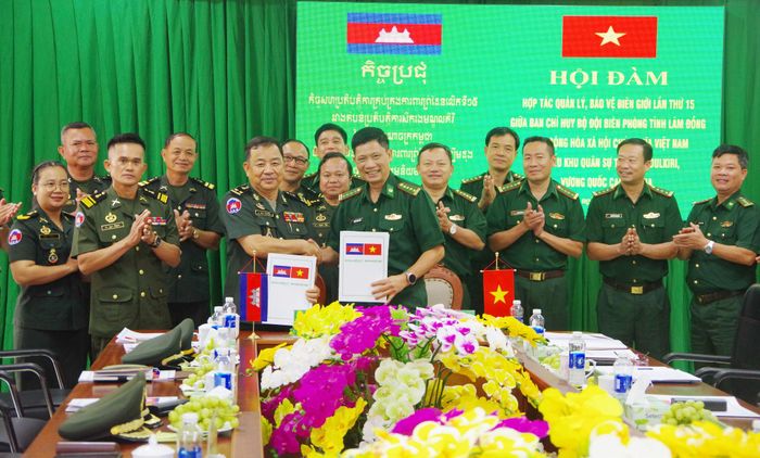 Đoàn đại biểu 2 bên ký kết biên bản hội đàm