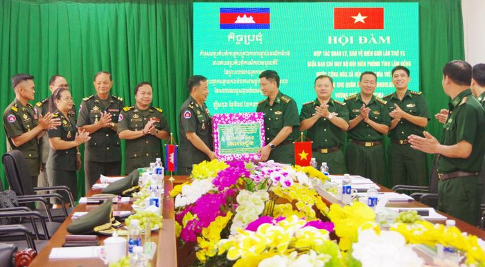 Ban Chỉ huy Bộ đội Biên phòng tỉnh Lâm Đồng tặng quà đoàn đại biểu Tiểu khu Quân sự tỉnh Mondulkiri