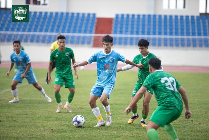 Các cầu thủ Lâm Đồng (áo xanh lá cây) thi đấu giao hữu với các cầu thủ Đội bóng Khatoco Khánh Hòa trước thềm mùa giải mới (ảnh: Hội Cổ động viên Bóng đá Lâm Đồng)