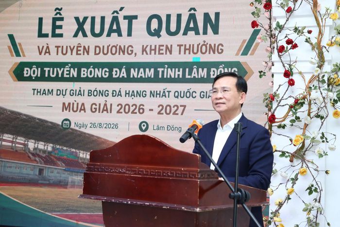 Đồng chí Hồ Văn Mười, Ủy viên Ban Chấp hành Trung ương Đảng, Phó Bí thư Tỉnh ủy, Chủ tịch UBND tỉnh Lâm Đồng phát biểu động viên Ban Huấn luyện và các cầu thủ Đội Bóng đá Lâm Đồng tại lễ xuất quân tham dự giải (Ảnh: Nguyễn Luân)
