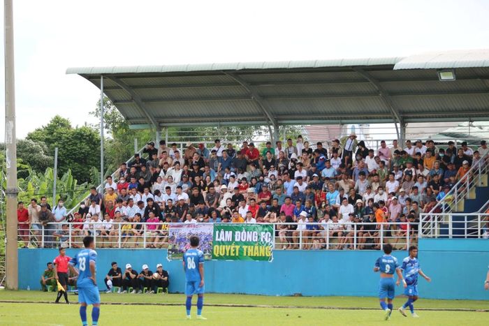 Đội bóng đá Lâm Đồng dù thi đấu sân khách vẫn luôn nhận được sự cổ vũ rất nhiệt tình từ người hâm mộ quê nhà (ảnh: Hội Cổ động viên Bóng đá Lâm Đồng)