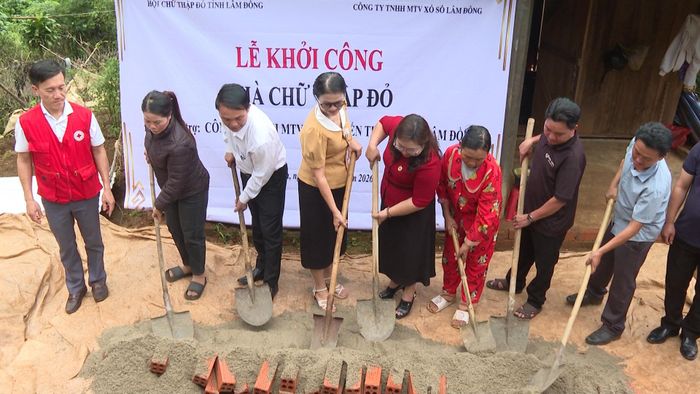 Khởi công xây dựng nhà Chữ thập đỏ cho hộ bà Vừ Thị Sía, bản Tân Lập, xã Quảng Tân (Lâm Đồng) là hộ nghèo, neo đơn, có hoàn cảnh đặc biệt khó khăn