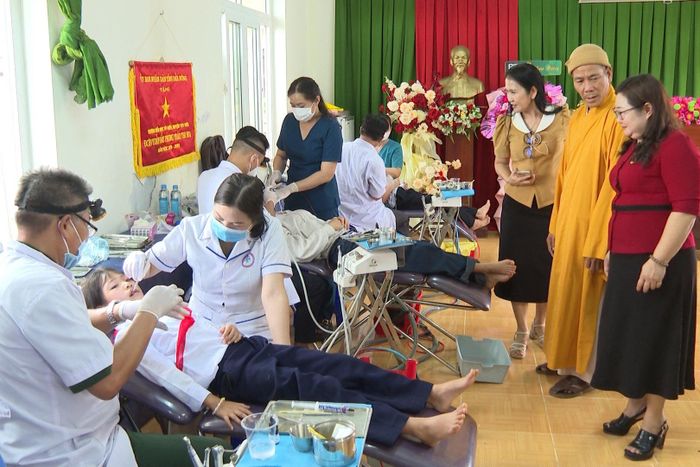 Đơn vị tài trợ tổ chức khám răng và cấp, phát thuốc miễn phí cho 500 em học sinh