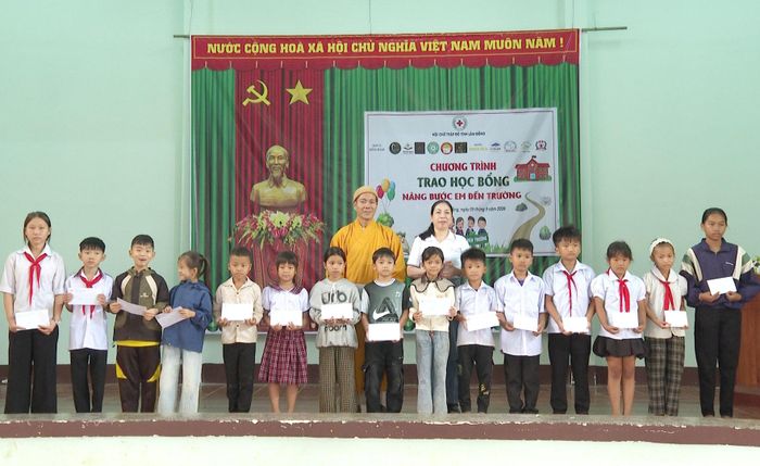 Tổng kinh phí thực hiện chương trình "Nâng bước em đến trường" lần thứ 5 trên 900 triệu đồng