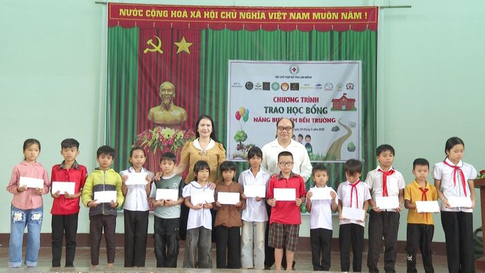 Ông Trần Vĩnh Phú, Phó Bí thư Đảng ủy xã, Chủ tịch UBND xã Quảng Tân (áo trắng) và bà Tôn Thị Ngọc Hạnh, Chủ tịch Hội Khuyến học tỉnh trao học bổng cho các em học sinh