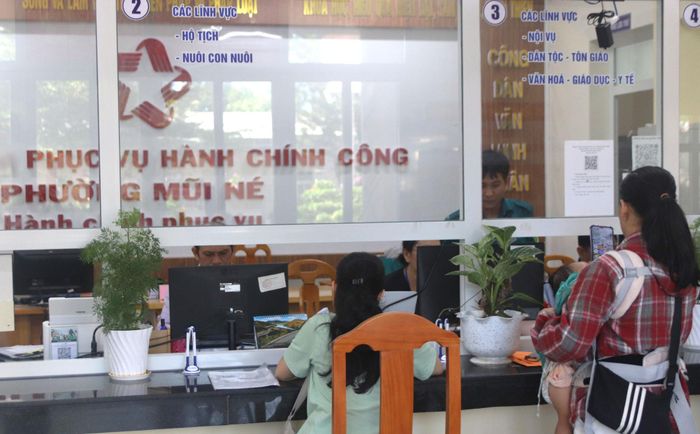 Không khí làm việc tại Trung tâm Phục vụ Hành chính công phường Mũi Né diễn ra khẩn trương, trật tự