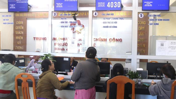 Người dân đến thực hiện các thủ tục hành chính tại phường Mũi Né