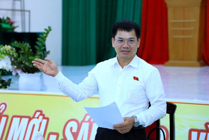 Phó Trưởng đoàn chuyên trách Đoàn ĐBQH tỉnh Lâm Đồng Dương Khắc Mai chia sẻ những khó khăn và đề nghị Quảng Hòa tập trung các giải pháp phát triển bền vững
