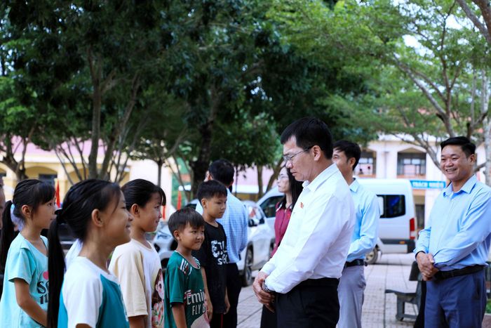 Phó Trưởng đoàn chuyên trách Đoàn ĐBQH tỉnh Lâm Đồng Dương Khắc Mai (áo trắng) thăm hỏi, động viên học sinh Trường Tiểu học Quảng Hòa (phân hiệu)