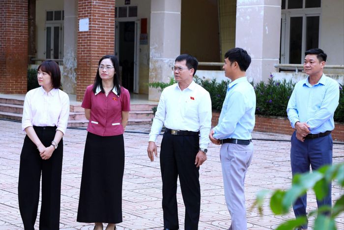 Đoàn ĐBQH tỉnh Lâm Đồng khảo sát tại Trường Tiểu học Quảng Hòa (phân hiệu)