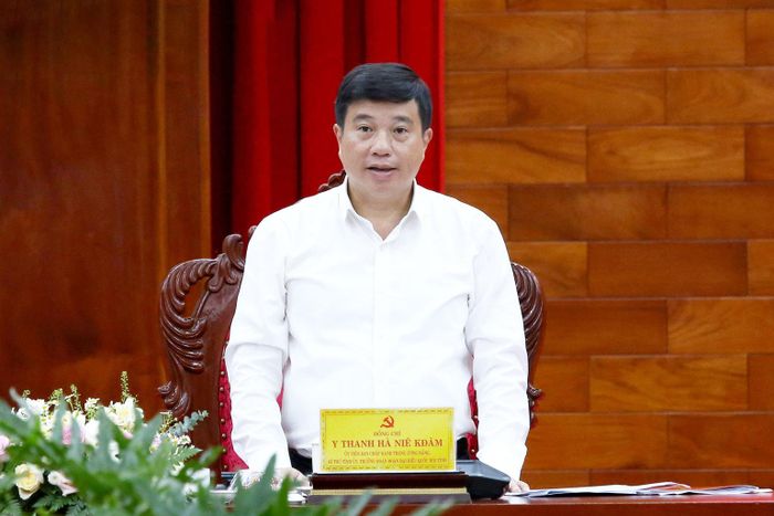 Đồng chí Y Thanh Hà Niê Kđăm, Ủy viên Ban Chấp hành Trung ương Đảng, Bí thư Tỉnh ủy, Trưởng Đoàn ĐBQH tỉnh Lâm Đồng phát biểu tại hội nghị