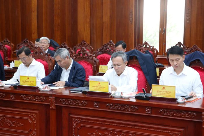 Các đồng chí trong Ban Thường vụ Tỉnh ủy Lâm Đồng tham dự hội nghị