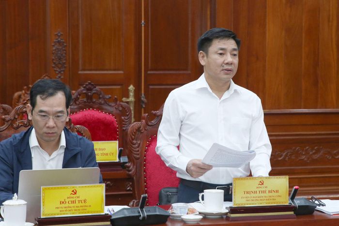 Đồng chí Trịnh Thế Bình, Ủy viên Ủy ban Kiểm tra Trung ương, Phó Trưởng đoàn kiểm tra thông qua các dự thảo báo cáo kết quả kiểm tra, giám sát