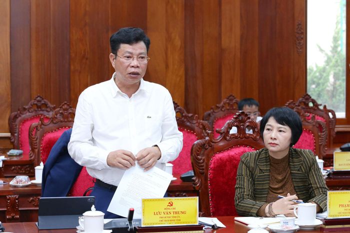 Đồng chí Lưu Văn Trung, Phó Bí thư Tỉnh ủy, Chủ tịch HĐND tỉnh phát biểu tại hội nghị