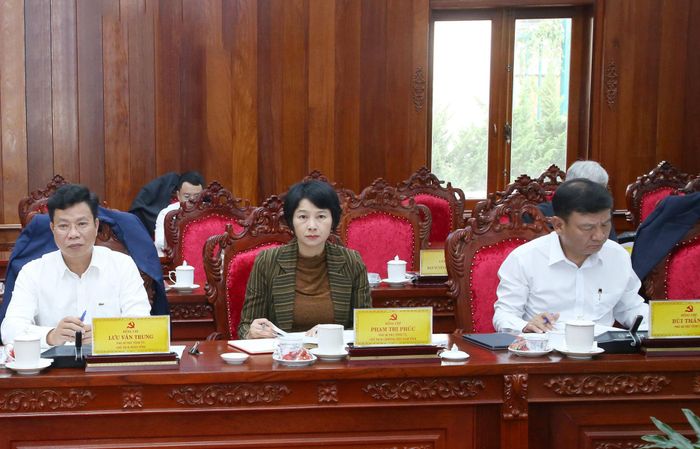 Các đồng chí: Lưu Văn Trung, Phó Bí thư Tỉnh ủy, Chủ tịch HĐND tỉnh (bên trái); Phạm Thị Phúc, Phó Bí thư Tỉnh ủy, Chủ tịch Ủy ban MTTQ Việt Nam tỉnh (ngồi giữa); Bùi Thắng, Phó Bí thư Tỉnh ủy (bên phải) tham dự hội nghị