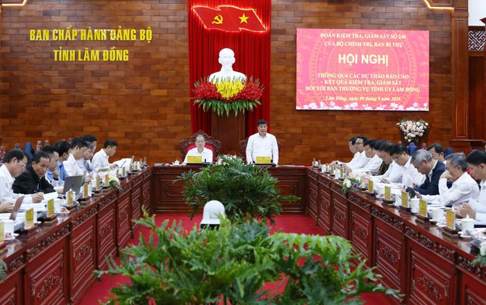 Đồng chí Y Thanh Hà Niê Kđăm, Ủy viên Ban Chấp hành Trung ương Đảng, Bí thư Tỉnh ủy, Trưởng Đoàn ĐBQH tỉnh Lâm Đồng phát biểu tại hội nghị