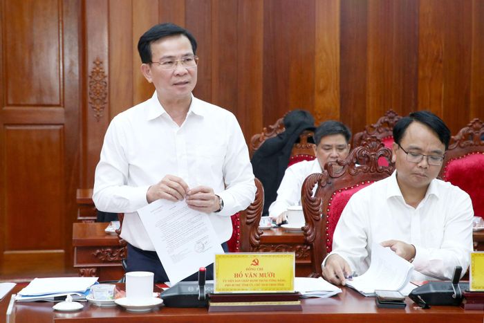 Đồng chí Hồ Văn Mười, Ủy viên Ban Chấp hành Trung ương Đảng, Phó Bí thư Tỉnh ủy, Chủ tịch UBND tỉnh Lâm Đồng phát biểu tại hội nghị