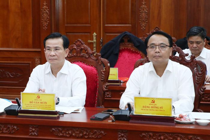 Các đồng chí: Hồ Văn Mười, Ủy viên Ban Chấp hành Trung ương Đảng, Phó Bí thư Tỉnh ủy, Chủ tịch UBND tỉnh (bên trái); Đặng Hồng Sỹ, Phó Bí thư Thường trực Tỉnh ủy (bên phải) tham dự hội nghị