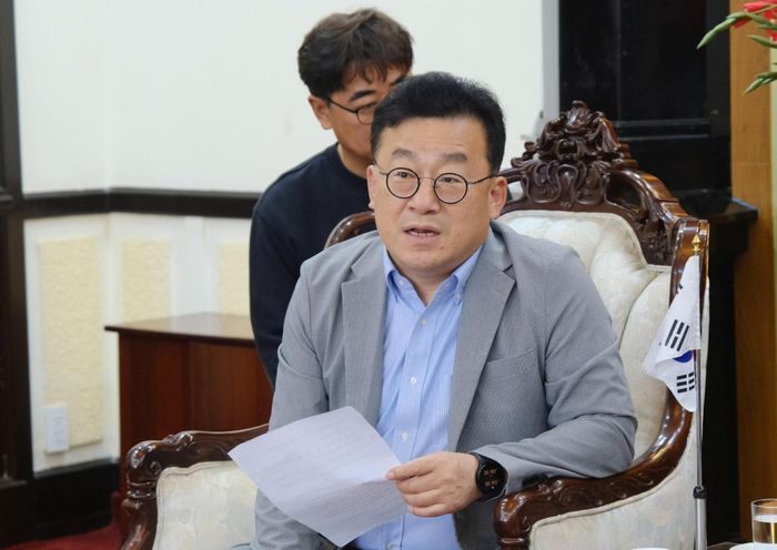 Chủ tịch Hội Nhà báo Hàn Quốc ông Park Jong Hyun trao đổi tại buổi tiếp đón