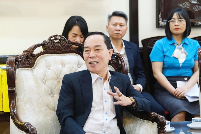 Đồng chí Lê Huy Toàn, Tỉnh ủy viên, Giám đốc Báo và Phát thanh, Truyền hình Lâm Đồng, Chủ tịch Hội Nhà báo tỉnh Lâm Đồng trao đổi tại buổi tiếp đón Đoàn đại biểu Hội Nhà báo Hàn Quốc