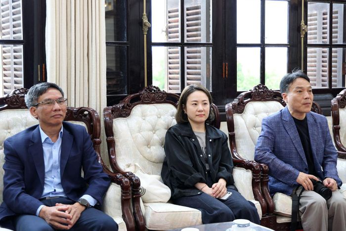 Phó Giám đốc Báo và Phát thanh, Truyền hình Lâm Đồng, Phó Chủ tịch Hội Nhà báo tỉnh Vũ Ngọc Tú (ngoài cùng bên trái) và các nhà báo Hàn Quốc tham dự buổi tiếp