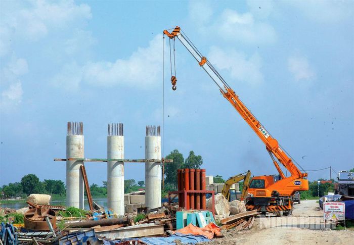 Thi công tuyến đường cao tốc Ninh Bình - Hải Phòng đoạn qua xã Khánh Nhạc. Ảnh: Anh Tuấn
