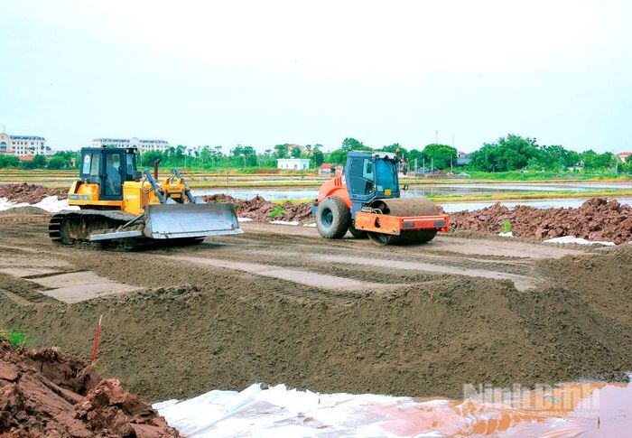 Thi công dự án xây dựng tuyến đường kết nối giữa Nam Đồng bằng Sông Hồng với vùng núi Tây Bắc và vùng duyên hải Bắc Trung Bộ (giai đoạn 1). Ảnh: Anh Tuấn