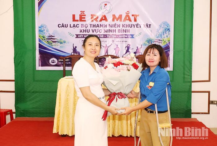 Đại diện Hội Người khuyết tật tỉnh Ninh Bình tặng hoa chúc mừng CLB thanh niên khuyết tật khu vực Ninh Bình cũ.