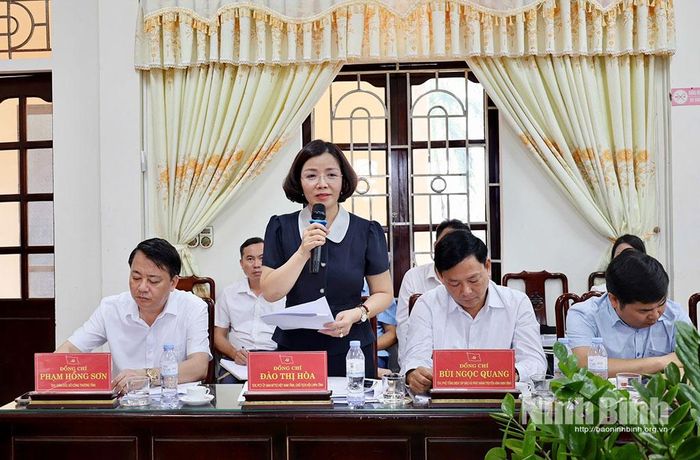 Đồng chí Đào Thị Hòa, Tỉnh ủy viên, Phó Chủ tịch Ủy ban MTTQ Việt Nam tỉnh, Chủ tịch Hội Liên hiệp Phụ nữ tỉnh phát biểu tại buổi làm việc.