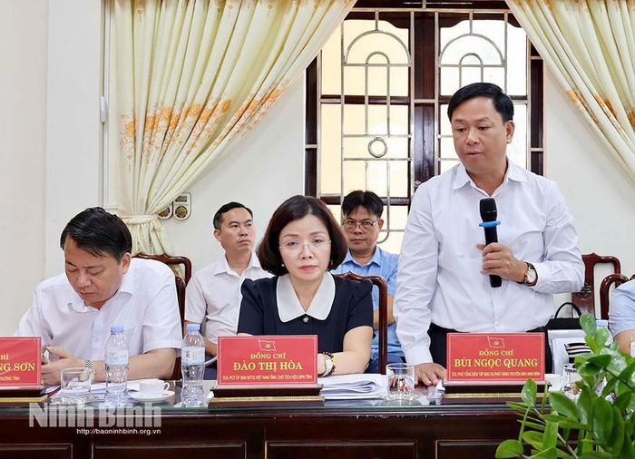 Đồng chí Bùi Ngọc Quang, Tỉnh ủy viên, Phó Giám đốc Báo và phát thanh, truyền hình Ninh Bình phát biểu tại buổi làm việc.