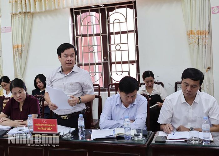 Lãnh đạo xã Hải Tiến phát biểu tại buổi làm việc.