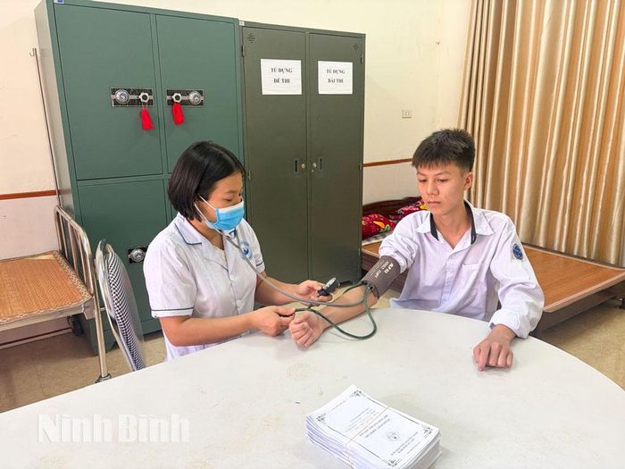 Cán bộ Trạm Y tế xã Nhân Hà thăm khám sức khỏe cho học sinh Trường THPT Nam Cao.