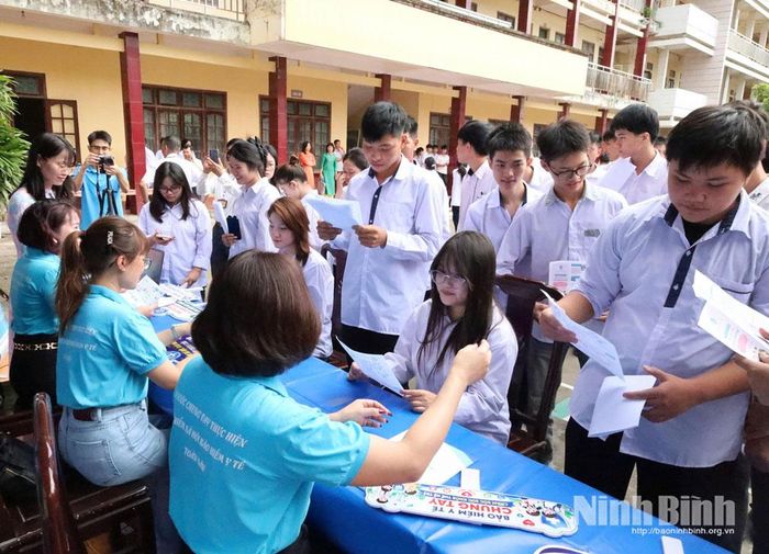 Cán bộ BHXH tỉnh tuyên truyền chính sách BHYT cho học viên Trung tâm Giáo dục nghề nghiệp - Giáo dục thường xuyên Nam Định.