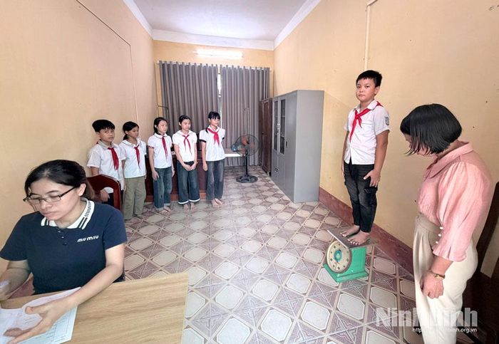 Theo dõi sức khoẻ, cân, đo chiều cao, cân nặng cho học sinh tại Trường Tiểu học Nhân Hà.