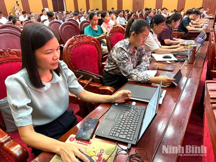 Cán bộ, công chức xã Nho Quan thực tập nhập liệu vào Hệ thống thông tin báo cáo tỉnh Ninh Bình.